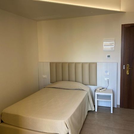 Hotel Vittoria 瓦斯托 外观 照片
