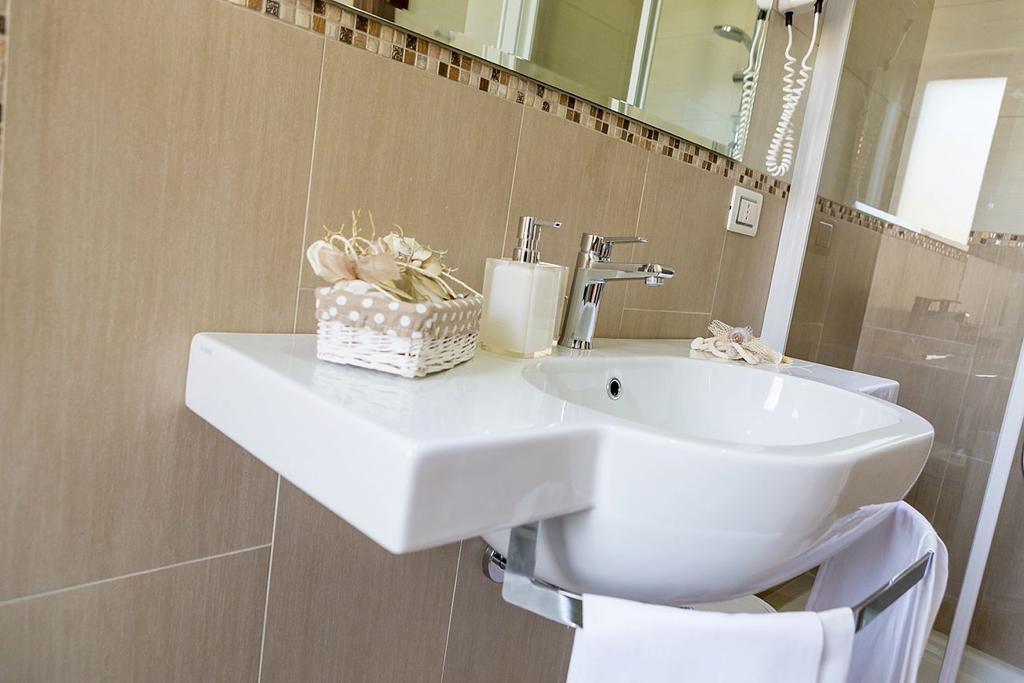 Hotel Vittoria 瓦斯托 外观 照片