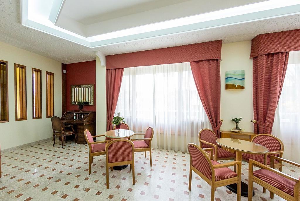 Hotel Vittoria 瓦斯托 外观 照片