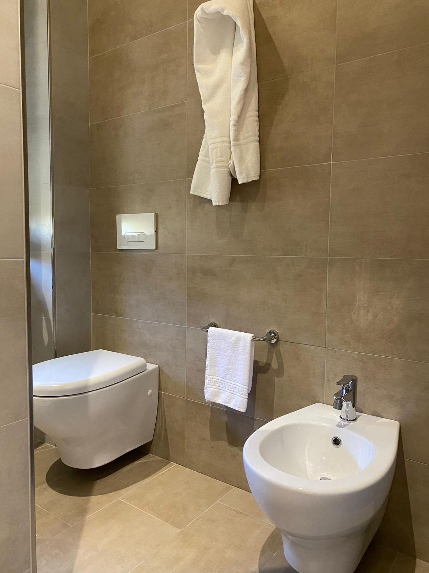 Hotel Vittoria 瓦斯托 外观 照片